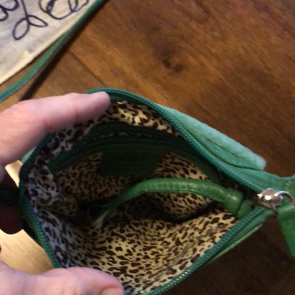 ILI cross body bag- soooo cute in green! Easy to wear and fits your phone! - Picture 3 of 7